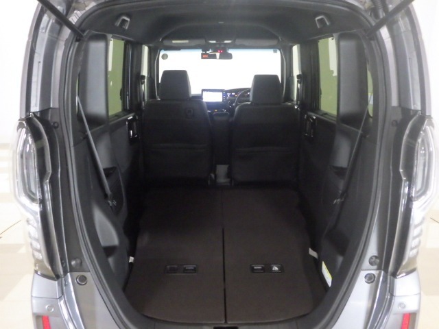 リアシートを倒せば広々荷室の出来上がり♪アレンジ次第でさまざまな荷物が積み込めますよ。