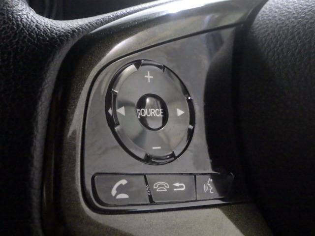 ハンドルにオーディオの操作スイッチが装備されています！視線を前方から外さずハンドルから手を離さずに操作できるのでとっても安全ですね♪