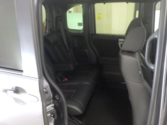 リアシートもゆったり快適に座っていただけますので、後部座席にお乗りの大切な方も楽しくドライブに参加していただけます。