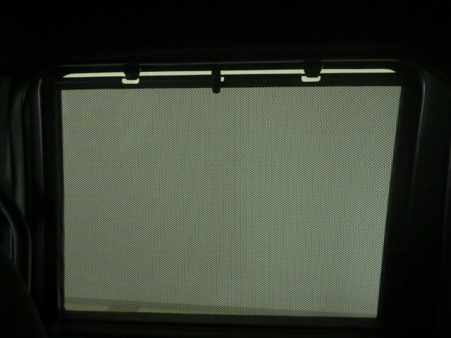 スライドドア部にはロールサンシェードが装備されております。日差しを和らげるだけでなく、プライバシー保護にも役立ちます。