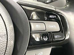 【アダプティブクルーズコントロール】高速道路での長距離走行が楽に！！自動で速度を保つクルーズコントロールが、衝突軽減システムと連携し、前方の車両を感知して車間を保つように速度調節してくれます！！