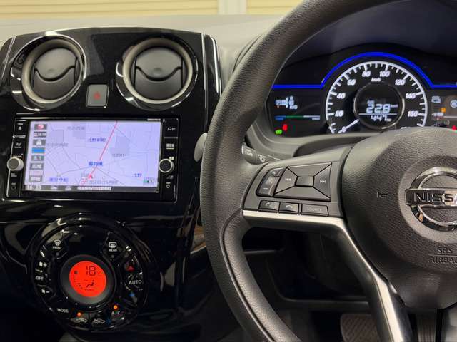 【ステアリングスイッチ】運転中にナビを触らなくても簡単に音量調節やチャンネル切り替えが可能です。運転にも集中ができ、ドライブをより一層華やかにしてくれます。