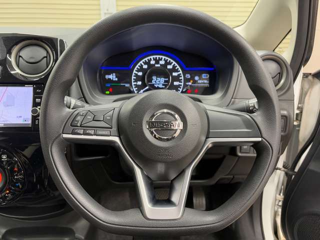 【純正ステアリング】手にしっかり馴染みとても運転しやすいハンドルです。ハンドルを握った感触も良くフィットします。