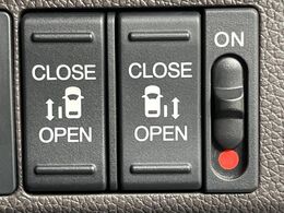 【両側パワースライドドア】スマートキーや運転席のスイッチで後席両側スライドドアの開閉が可能♪電動だから力を入れてドアを開ける必要が無く、小さなお子様でも簡単に開け閉めでき快適です♪