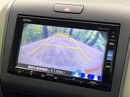 【バックカメラ】駐車時に後方がリアルタイム映像で確認できます。大型商業施設や立体駐車場での駐車時や、夜間のバック時に大活躍！運転スキルに関わらず、今や必須となった装備のひとつです！
