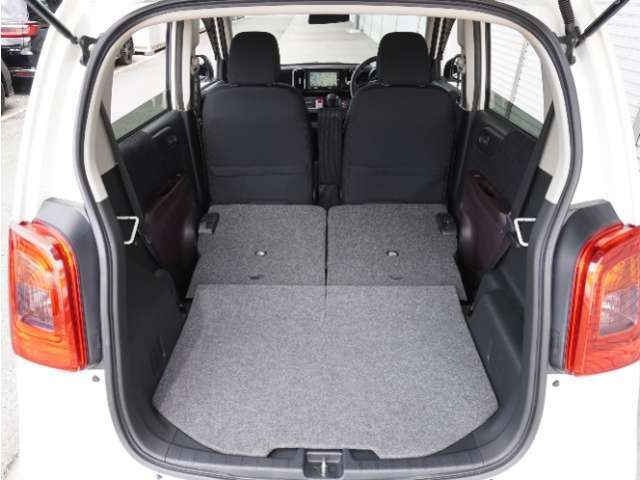 リアシートを使用しない時はこの通り更に広々ラゲッジスペースの出来上がりです、たくさんの荷物が積み込み可能です！