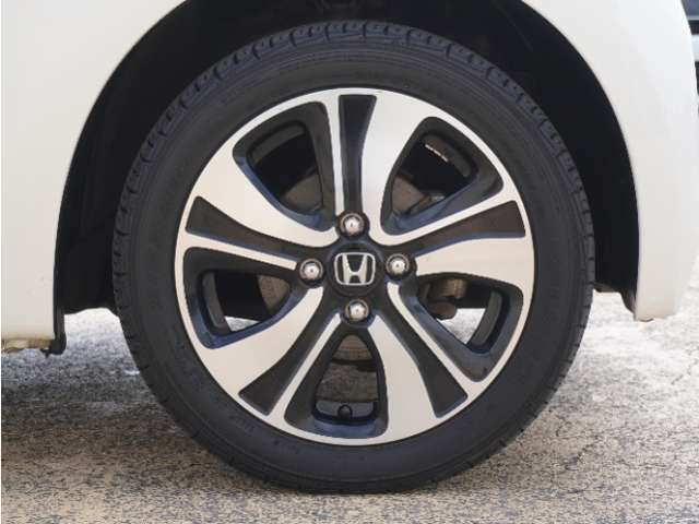 アルミホイール装着車です！これで足元まわりもおしゃれにきまります！