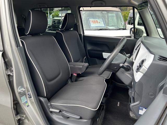 【フロントシート】高めのヒップポイントで見晴らしが良く、運転もしやすいですよ◎運転席アームレストがついているので長距離運転時の疲労軽減になりますよ◎