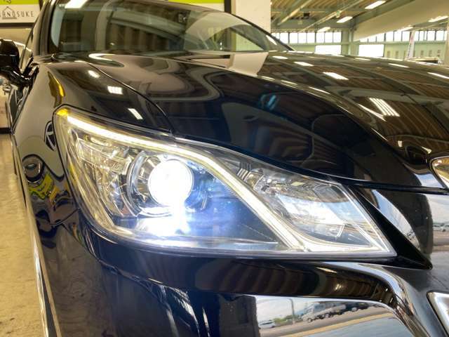 ディスチャージヘッドライト装備で夜道もスッキリとした視界で安心して運転出来ます！