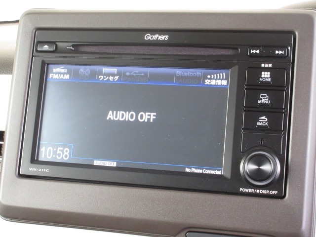 N-BOX  に付いているギャザズディスプレイオーディオはワンセグ、Bluetooth、CDプレーヤー・AM/FMチューナー付です。お好みの音楽を聞きながらのドライブは楽しさ倍増ですね！
