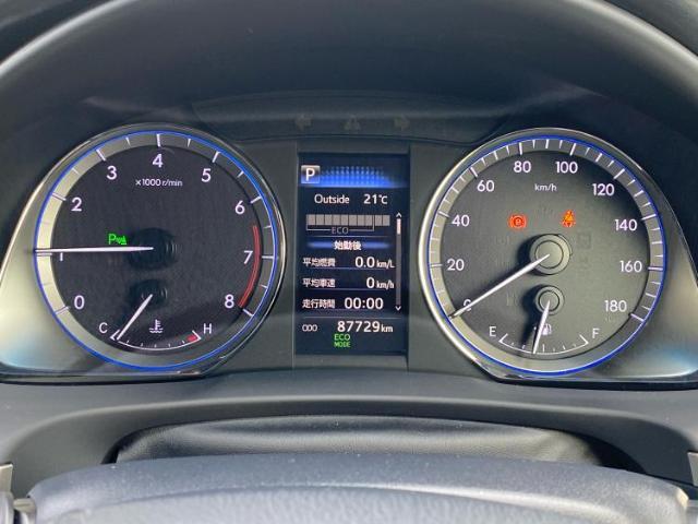 WECARSの展示場では実際に見て、触ってお車をお選びいただけます！知識の豊富な営業スタッフが様々なカーライフをご提案いたします！