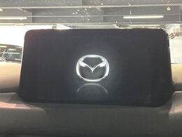 【8インチマツダコネクト】車内の雰囲気にマッチした大型のディスプレイ。スマホ接続でのナビ使用やBluetooth再生等、様々な機能が楽しめます。直感的なダイヤル操作が可能で、使い勝手も良好です。