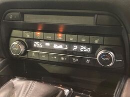 【シートベンチレーション】夏場は涼しい風でお尻や背中の熱やムレを防ぎ、冬はエアコンよりも早く温まってポカポカに！季節を問わず快適に過ごせます。