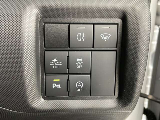 展示前の車内清掃に加えて、ご納車の前にも入念な車両の洗車・車内清掃を実施いたします。別途有料の特殊清掃プランやコーティングプランもございます。