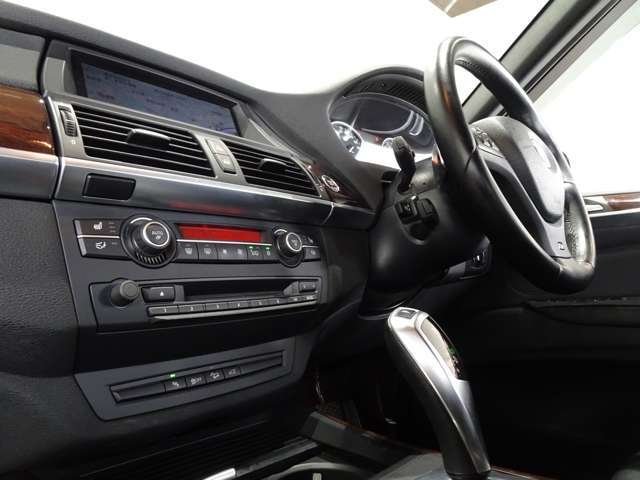 お車に詳しくないお客様もご安心下さい！当店スタッフが詳細な点までしっかりご説明致します！車の事だけでなく、ローンの手続きや購入の流れ等小さな疑問も当店で解決させて下さい！