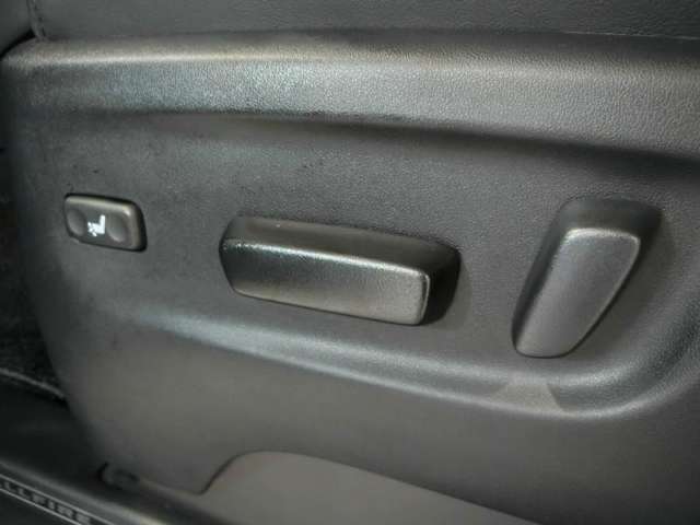 助手席も電動シートです。