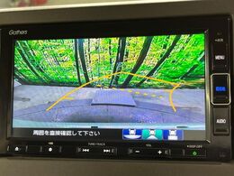 【バックカメラ】駐車時に後方がリアルタイム映像で確認できます。大型商業施設や立体駐車場での駐車時や、夜間のバック時に大活躍！運転スキルに関わらず、今や必須となった装備のひとつです！