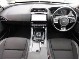 JAGUARの『XE　R-SPORT』を認定中古車でご紹介！アダプティブクルーズ、前席シートヒーター、衝突軽減システム、MERIDIANサウンド、シートメモリー、MERIDIAN、液晶メーター