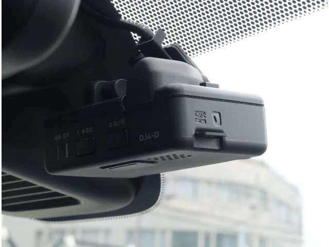 ナビ連動のドライブレコーダー付です。ナビの画面で画像の確認が出来ます。駐車監視機能も付いております。
