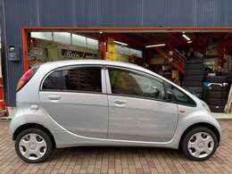 この度は当社物件をご覧頂き誠にありがとうございます。営業時間は10:00～18:30（水曜定休）となっております。ご来店の際は1度お電話頂ければ、お車を見やすいように移動させておきますので宜しくお願い致します。