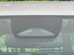 【ホンダセンシング】走行中に前方の車両等を認識し、衝突しそうな時は警報とブレーキで衝突回避と被害軽減をアシスト。より安全にドライブをお楽しみいただけます。