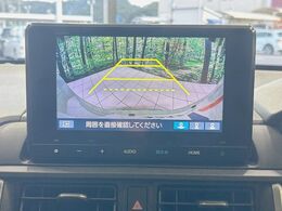 【バックカメラ】駐車時に後方がリアルタイム映像で確認できます。大型商業施設や立体駐車場での駐車時や、夜間のバック時に大活躍！運転スキルに関わらず、今や必須となった装備のひとつです！