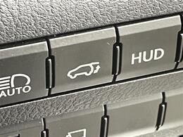 【ヘッドアップディスプレイ（HUD）】フロントウインドウガラスに走行情報を投影します。運転中の目線と重なるように表示されるので、少ない視線移動で速度が確認できるので、 ドライビングに集中できます！