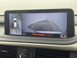 【パノラミックビューモニター】クルマを真上から見下ろした視点で駐車をサポートします！クルマの斜め後ろや真横など、いち早く障害物に気が付くことができます。