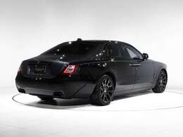 2022モデルのBlack Badge Ghostです。外装色はダイアモンドブラックとガンメタルの組み合わせで、その洗練された美しさが目を引きます