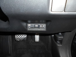 ETC装備車です、これさえあれば高速道路も楽々通行できます。お出掛けするのが好きな方には欠かせない装備です！