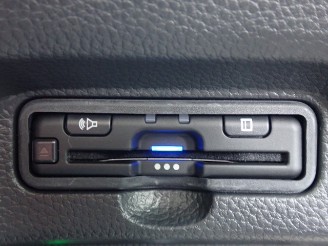 ■【ETC車載器】が装備されています。セットアップをしてお渡しとなり、ETCカードを差し込むだけで高速道路の利用が可能です。