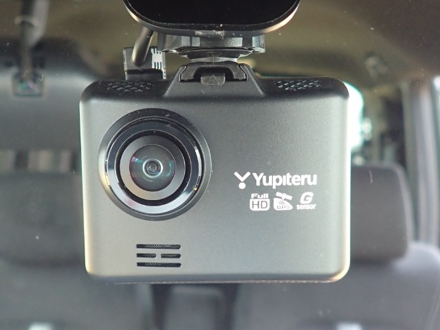◆【ドライブレコーダー】映像・音声などを記録する自動車用の装置です。もしもの事故の際の記録はもちろん、旅行の際の思い出としてドライブの映像を楽しむことができます。