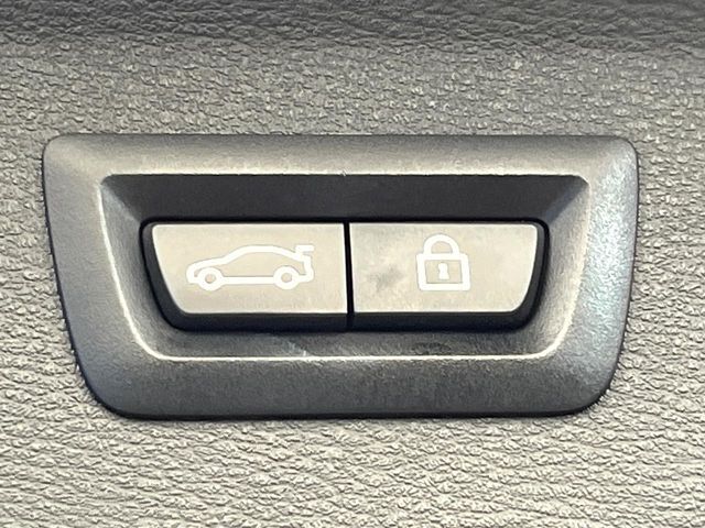 ●電動リアゲート：ワンタッチでリアゲートの開閉ができ、荷物などで両手が塞がっている状態でも簡単に開閉ができる便利機能です。
