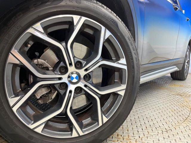 ●純正18インチアルミホイール：輸入車ならではの卓越した走りを支えるホイールと足回りです！日本車の走りに慣れている方にもぜひ体感して頂きたいほど、高いレベルでまとまっています！