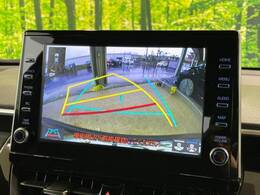 【バックカメラ】駐車時に後方がリアルタイム映像で確認できます。大型商業施設や立体駐車場での駐車時や、夜間のバック時に大活躍！運転スキルに関わらず、今や必須となった装備のひとつです！
