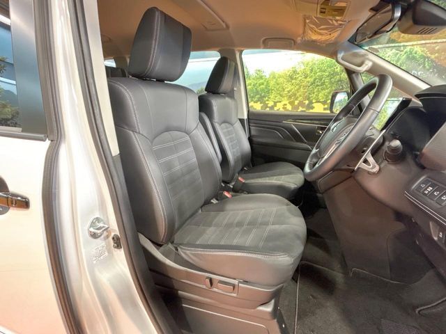 運転席まわりには十分なスペースがあり、大柄な方でもゆったり運転していただける環境です。