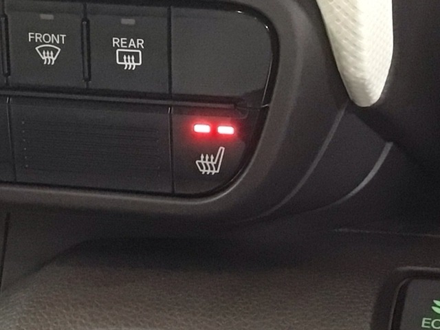 運転席にはシートヒーターが付いています！寒い日に便利な装備ですね。
