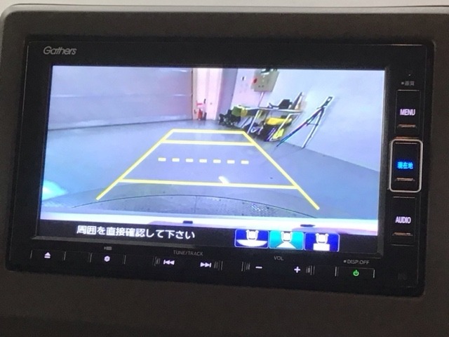 リバースギアに入れるだけで後方の表示へ切り替わります。夜間や雨の日の駐車も楽になりますよ。