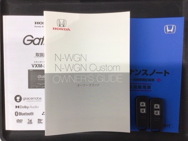 スマートキーは鍵をバッグに入れたままでもドアロックの開閉やエンジンのON・OFFができます。夜間や雨の日も鍵を探さなくて良いので便利です。
