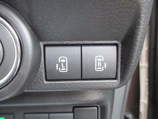 左右電動スライドドアのボタンです。運転席からの開閉操作が可能です！