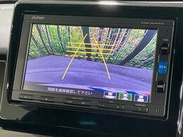 【バックカメラ】駐車時に後方がリアルタイム映像で確認できます。大型商業施設や立体駐車場での駐車時や、夜間のバック時に大活躍！運転スキルに関わらず、今や必須となった装備のひとつです！