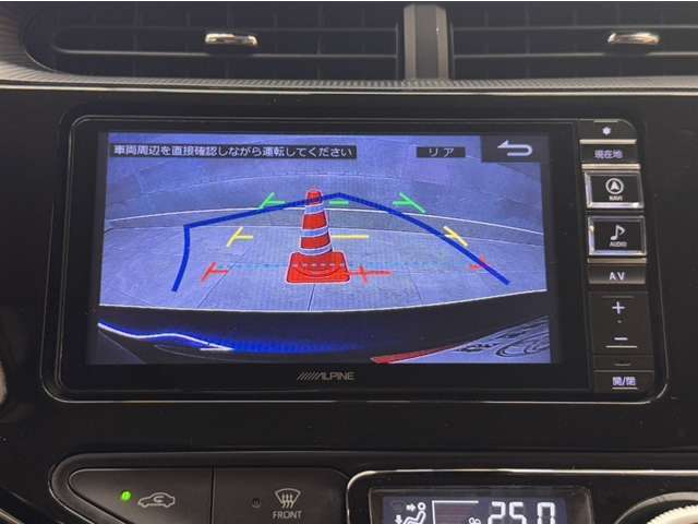 バックモニター付きです。車の後方に小型カメラが付いており、バックする際の後方の様子をモニター上に表示します。