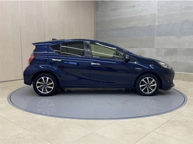 「中古車ハイブリッド保証」付き。ハイブリット機構を無償で保証します。保証期間は初度登録年月から10年目まで、または3年間の長い方。但し累計走行距離が20万km以内。