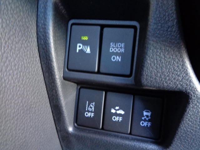 運転席脇のクラスタースイッチ部分には、スライドドアの電源、パーキングセンサー、その他安全装置系スイッチを集中配置しております。
