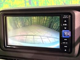 【バックカメラ】駐車時に後方がリアルタイム映像で確認できます。大型商業施設や立体駐車場での駐車時や、夜間のバック時に大活躍！運転スキルに関わらず、今や必須となった装備のひとつです！