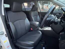 運転席まわりには十分なスペースがあり、大柄な方でもゆったり運転していただける環境です。