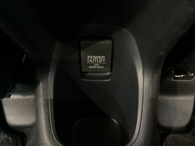 アームレストの後ろ側にはカップホルダーと、その中にあるアクセサリーソケットはUSBのアダプターをつければ移動中に充電もできるので便利です。