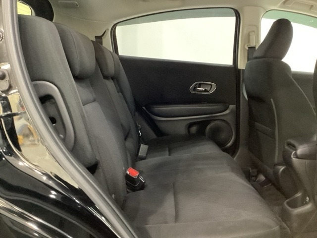 リアシートの背もたれは2段階の角度調節がついています。お好みの位置でゆったりお乗りいただけます。 座面を跳ね上げて収納スペースを広くすることも可能です。