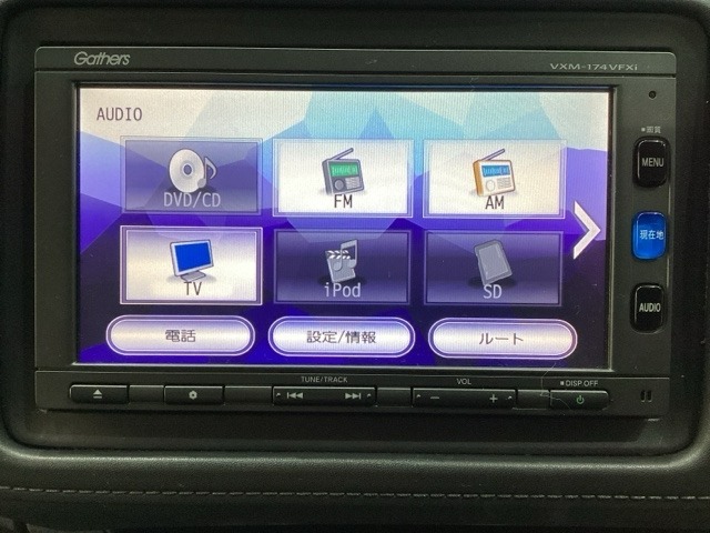 ナビゲーションはフルセグTV対応のGathers純正メモリーナビを搭載しています。Bluetoothオーディオ機能がありますので、スマートフォンなどの音楽も再生できます。