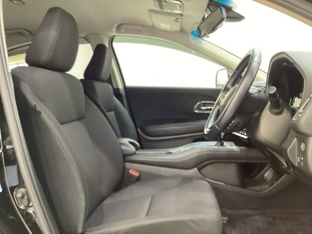 広い足元にゆったり座れるシートには肘掛けも装備しており長距離の運転でも疲れにくくなってます。女性でも運転がしやすいように、シートの高さ調整機能（シートリフター）がついています。
